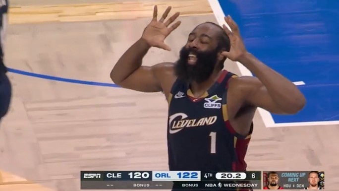 竞技宝app下载-登哥好急！关键球权判给魔术 哈登跟裁判争辩：我拿命保证！